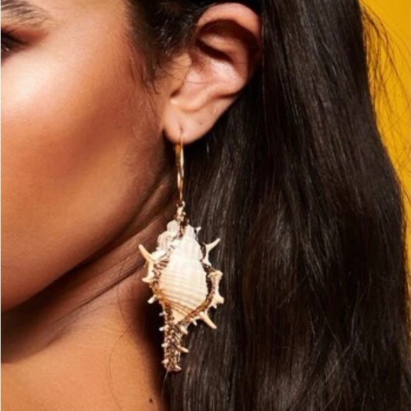 “Spiny Murex” Echinate Spiky Conch Shell Mermaid Beach Ocean Gold Dipped Earring - Picture 3 of 16